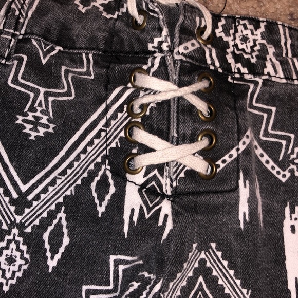 SHORTS - Picture 3 of 5